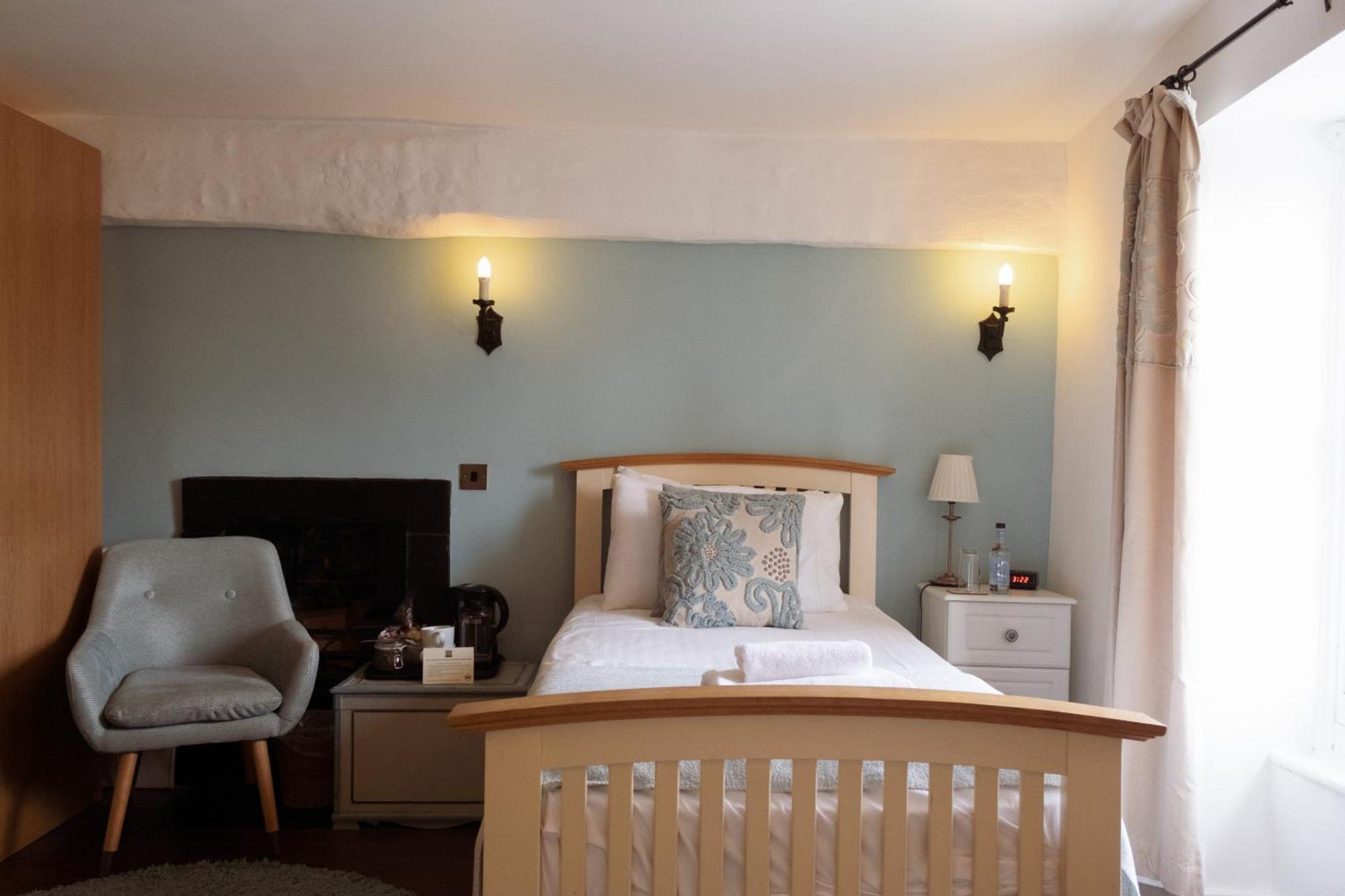 Kings Arms Hotel Abergavenny Dış mekan fotoğraf